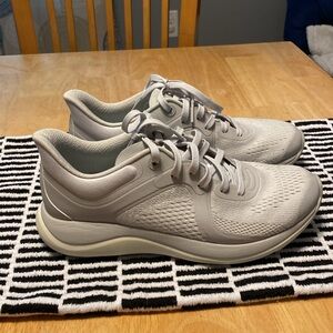 Lululemon Womens chargefeel workout low shoes light gray size 7.5